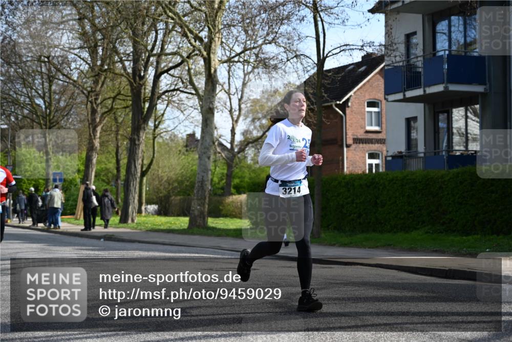 12.04.2026 - 45. Internationalen Wilhelmsburger Insellauf J. Mangold http://msf.ph/oto/9459029 12.04.2026 10:38:23 Ziel 3087, 4832, 2605, 2614, 4063, 3214, 2710, 4264, 3911, 5511, 5511, 4679, 2115 meine-sportfotos.de