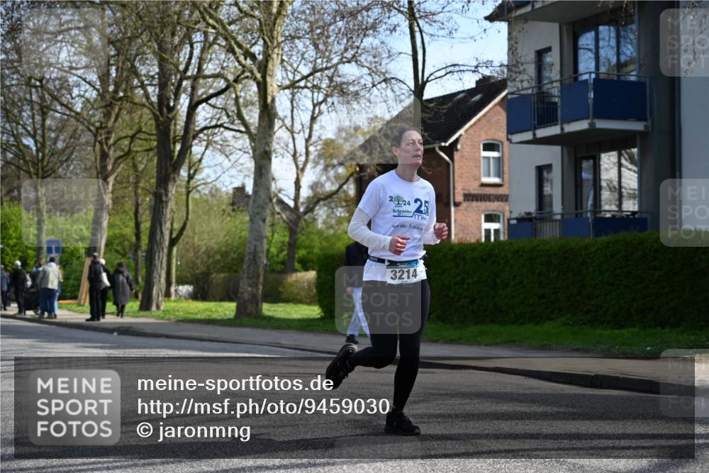 12.04.2026 - 45. Internationalen Wilhelmsburger Insellauf J. Mangold http://msf.ph/oto/9459030 12.04.2026 10:38:23 Ziel 3087, 4832, 2605, 2614, 4063, 3214, 2710, 4264, 3911, 5511, 5511, 4679, 2115 meine-sportfotos.de