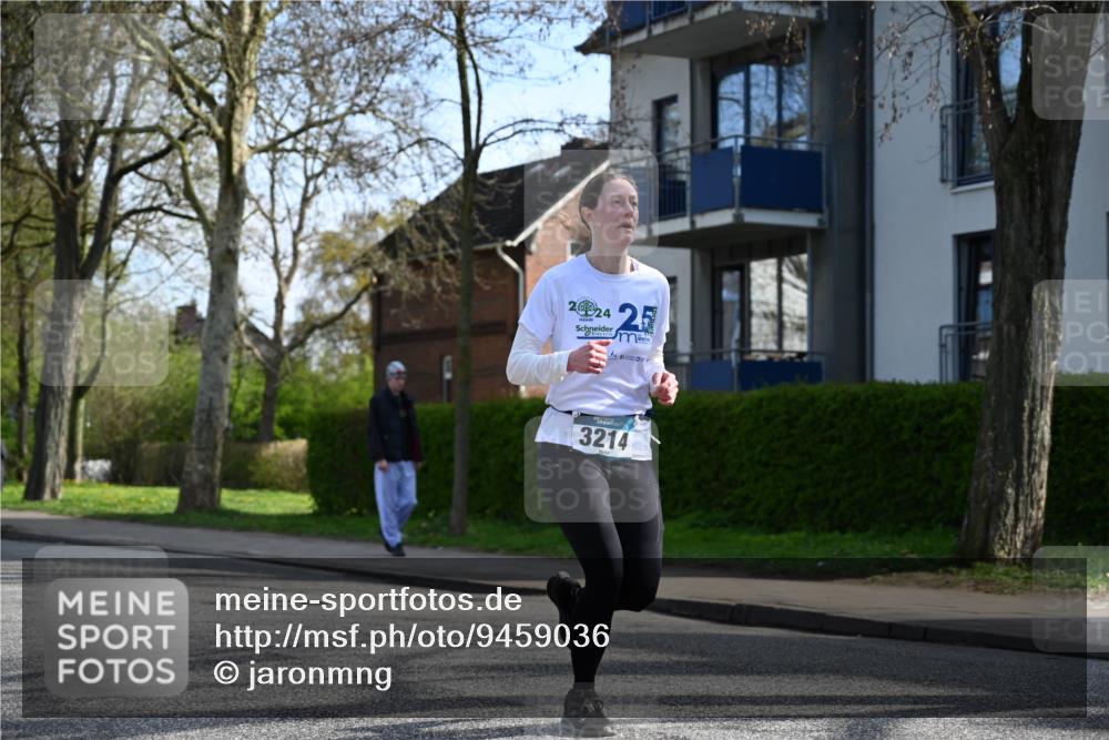 12.04.2026 - 45. Internationalen Wilhelmsburger Insellauf J. Mangold http://msf.ph/oto/9459036 12.04.2026 10:38:24 Ziel 2605, 2614, 4063, 3214, 2710, 4264, 3911, 5511, 4679, 4679, 2115, 3066 meine-sportfotos.de