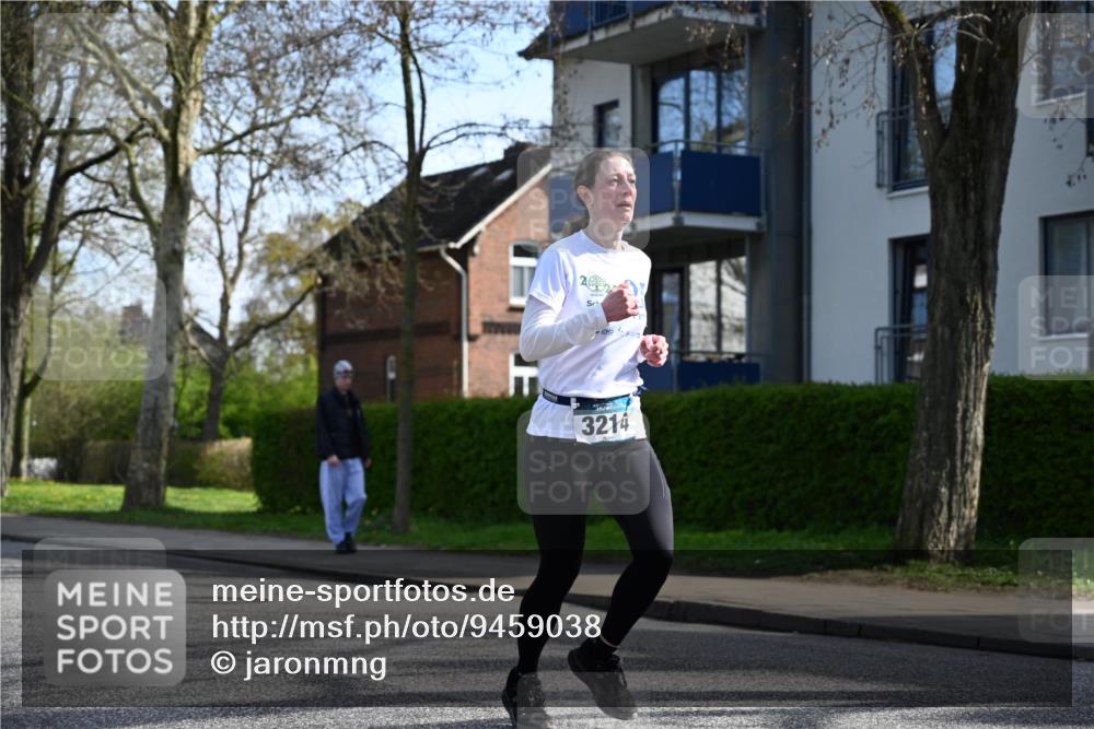 12.04.2026 - 45. Internationalen Wilhelmsburger Insellauf J. Mangold http://msf.ph/oto/9459038 12.04.2026 10:38:24 Ziel 2605, 2614, 4063, 3214, 2710, 4264, 3911, 5511, 4679, 4679, 2115, 3066 meine-sportfotos.de