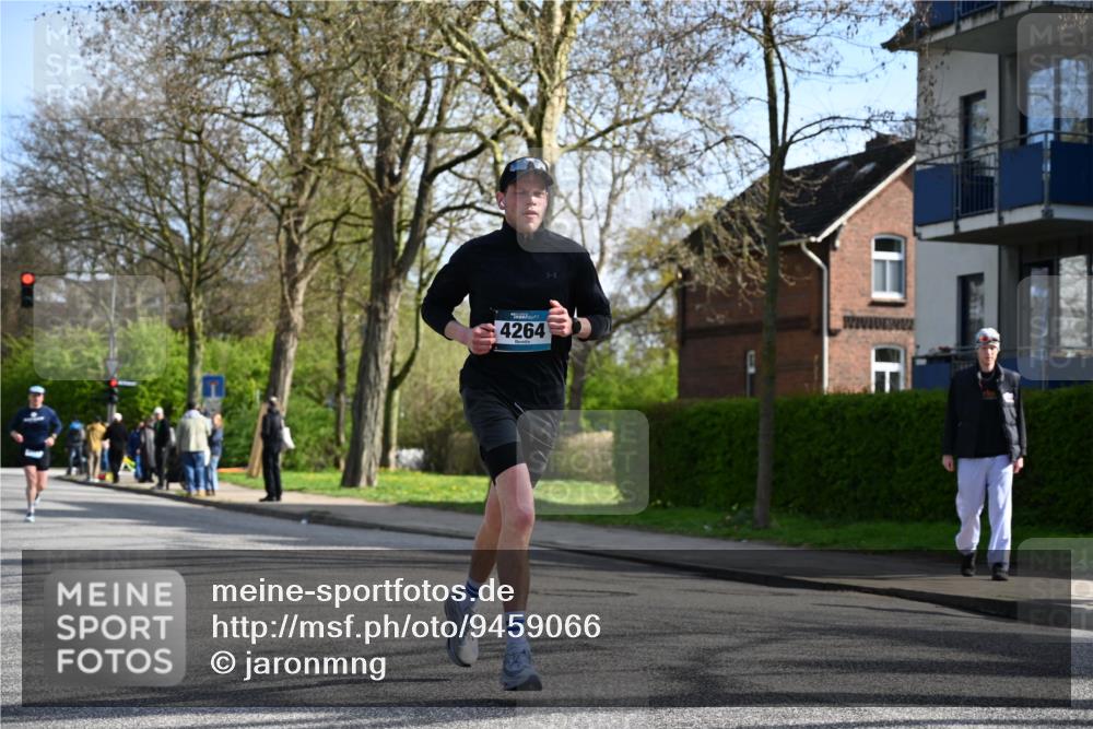 12.04.2026 - 45. Internationalen Wilhelmsburger Insellauf J. Mangold http://msf.ph/oto/9459066 12.04.2026 10:38:33 Ziel 4063, 3214, 2710, 4264, 3911, 5511, 4679, 2115, 3066, 5521, 3139 meine-sportfotos.de