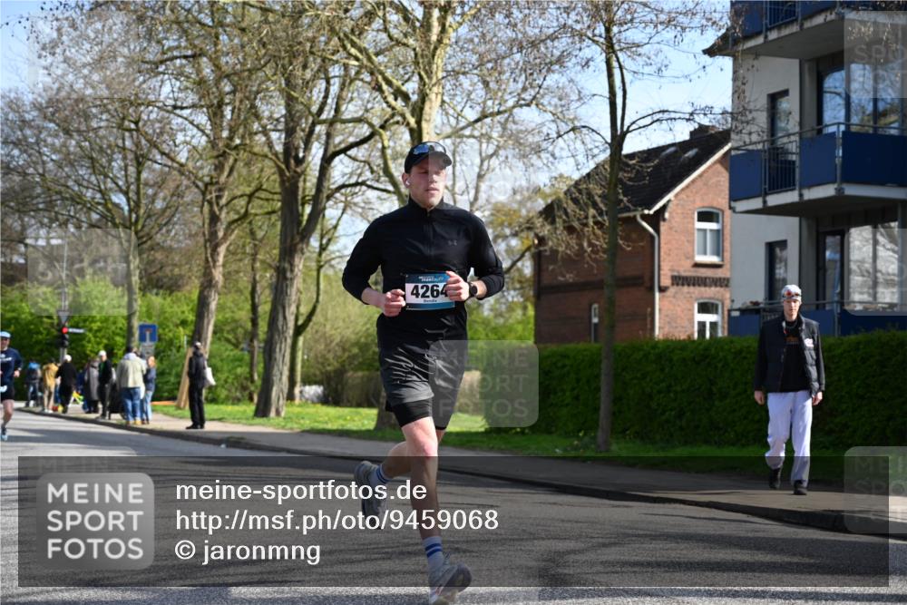 12.04.2026 - 45. Internationalen Wilhelmsburger Insellauf J. Mangold http://msf.ph/oto/9459068 12.04.2026 10:38:33 Ziel 4063, 3214, 2710, 4264, 3911, 5511, 4679, 2115, 3066, 5521, 3139 meine-sportfotos.de