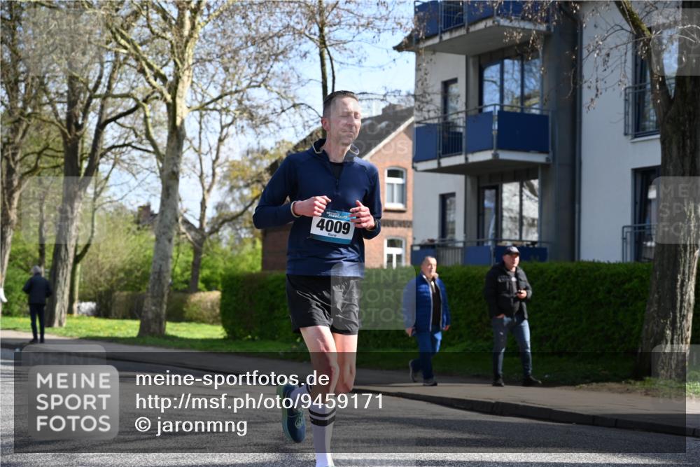 12.04.2026 - 45. Internationalen Wilhelmsburger Insellauf J. Mangold http://msf.ph/oto/9459171 12.04.2026 10:39:11 Ziel 3066, 5521, 3139, 4009, 4608, 2878, 3110, 4040, 4325, 4871, 4393, 4976, 3043, 5405, 5331, 2521, 2953, 2953, 4522, 3442, 5688, 3834, 4629 meine-sportfotos.de