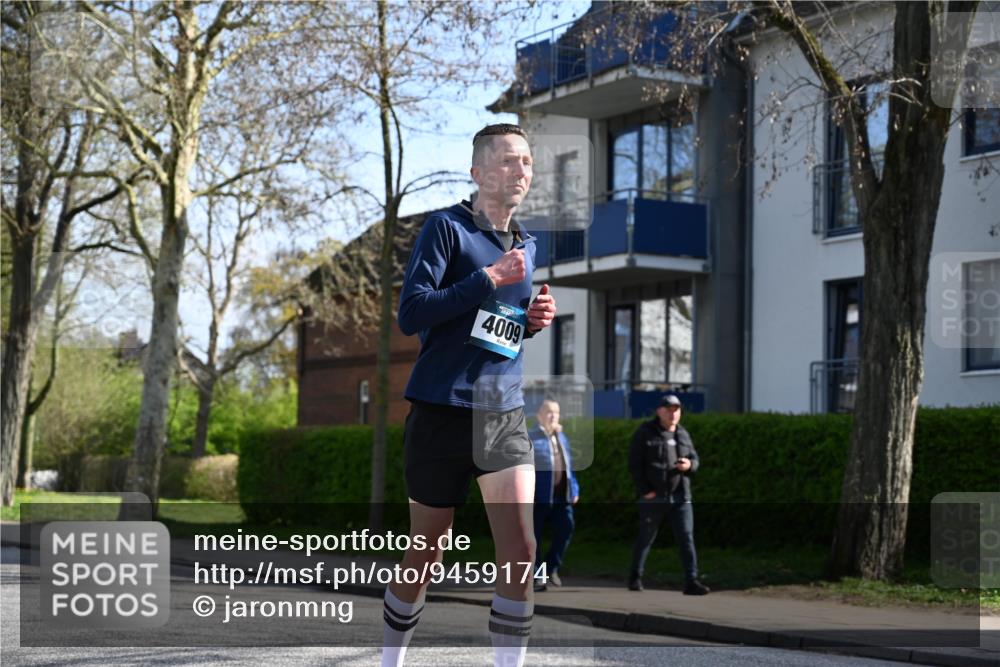 12.04.2026 - 45. Internationalen Wilhelmsburger Insellauf J. Mangold http://msf.ph/oto/9459174 12.04.2026 10:39:11 Ziel 3066, 5521, 3139, 4009, 4608, 2878, 3110, 4040, 4325, 4871, 4393, 4976, 3043, 5405, 5331, 2521, 2953, 2953, 4522, 3442, 5688, 3834, 4629 meine-sportfotos.de