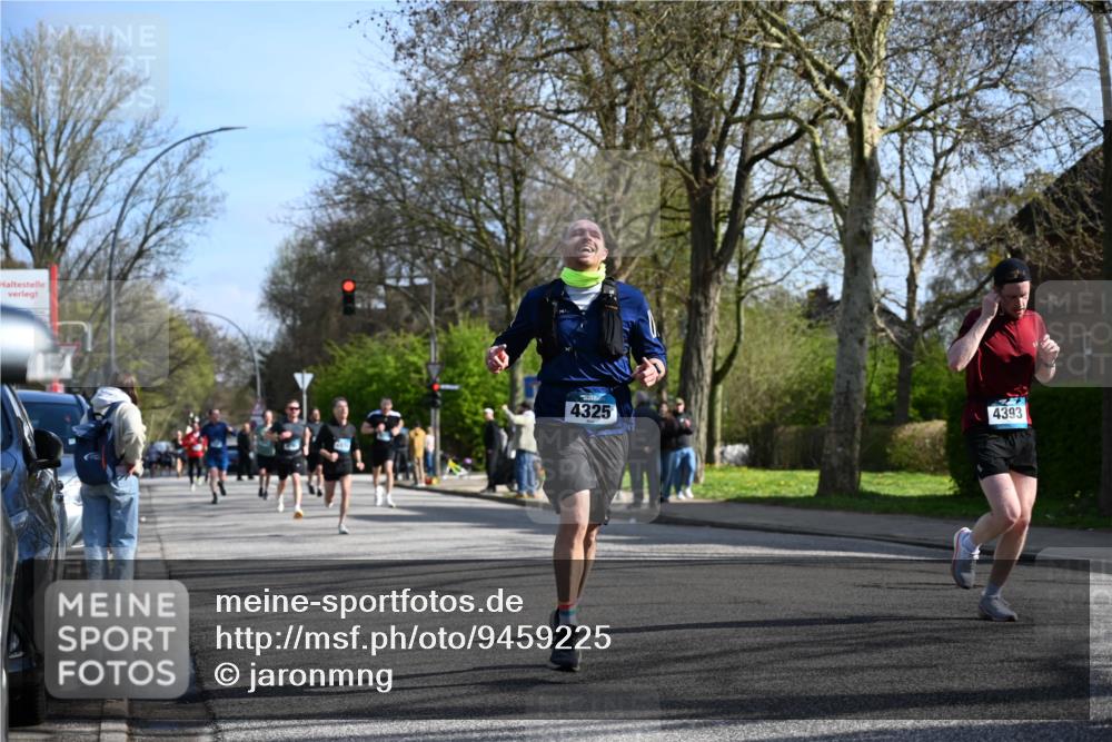 12.04.2026 - 45. Internationalen Wilhelmsburger Insellauf J. Mangold http://msf.ph/oto/9459225 12.04.2026 10:39:21 Ziel 4009, 4608, 2878, 3110, 4040, 4325, 4871, 4393, 4976, 3043, 5405, 5331, 2521, 2953, 4522, 3442, 5688, 3834, 4629, 4401, 2100 meine-sportfotos.de