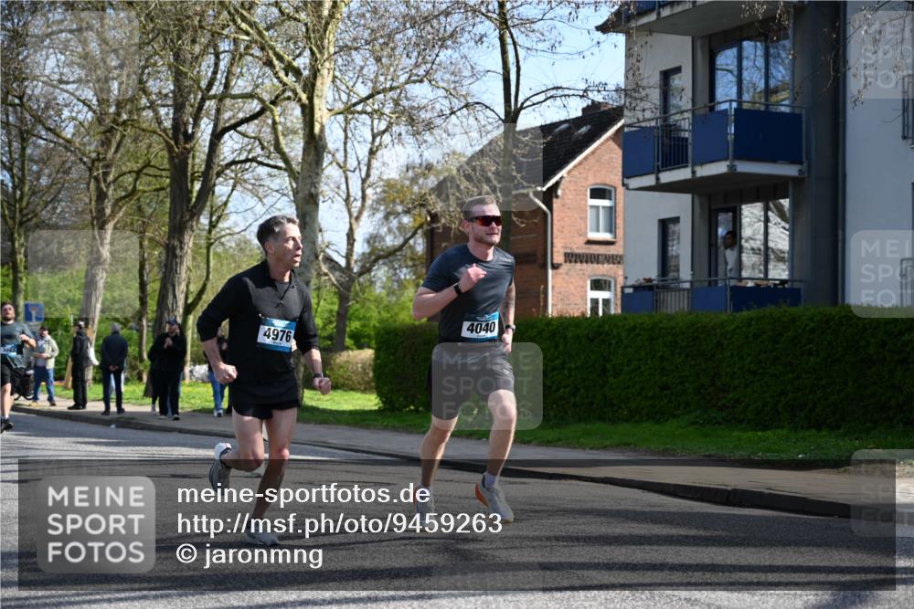 12.04.2026 - 45. Internationalen Wilhelmsburger Insellauf J. Mangold http://msf.ph/oto/9459263 12.04.2026 10:39:26 Ziel 4608, 2878, 3110, 4040, 4325, 4871, 4393, 4976, 3043, 5405, 5331, 2521, 2953, 4522, 4522, 3442, 5688, 3834, 4629, 4401, 2100 meine-sportfotos.de