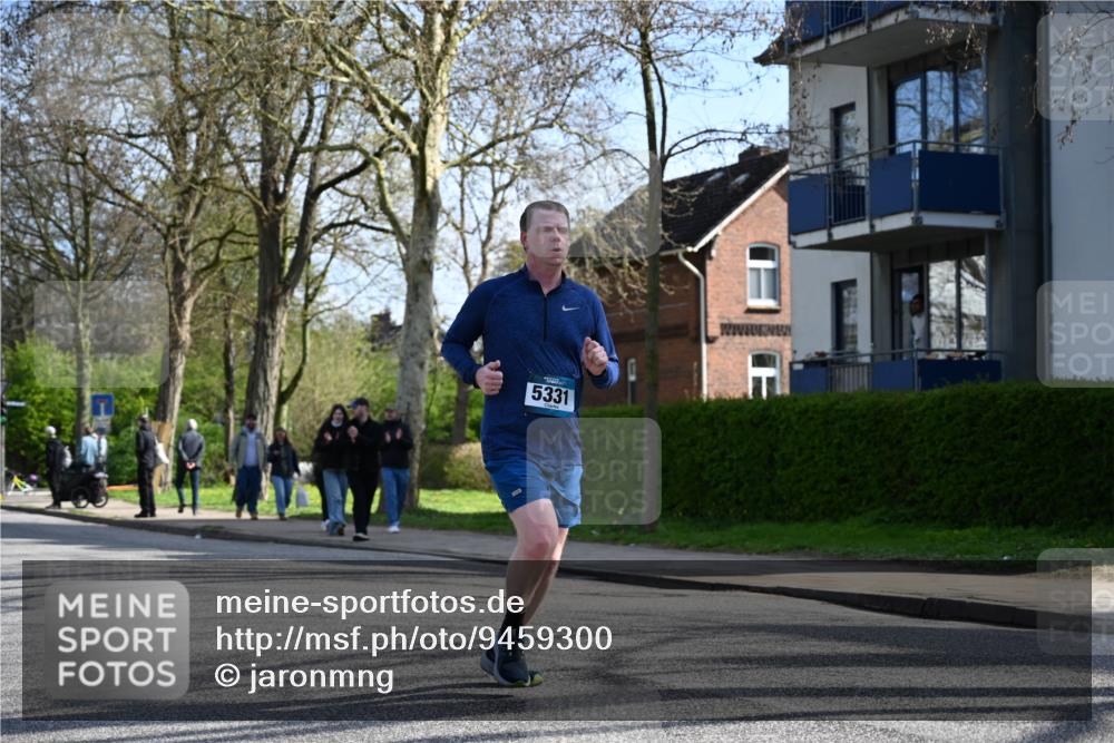 12.04.2026 - 45. Internationalen Wilhelmsburger Insellauf J. Mangold http://msf.ph/oto/9459300 12.04.2026 10:39:32 Ziel 3110, 4040, 4325, 4871, 4393, 4976, 3043, 5405, 5331, 2521, 2953, 4522, 3442, 5688, 5688, 3834, 4629, 4401, 2100, 4490, 3781, 3785 meine-sportfotos.de