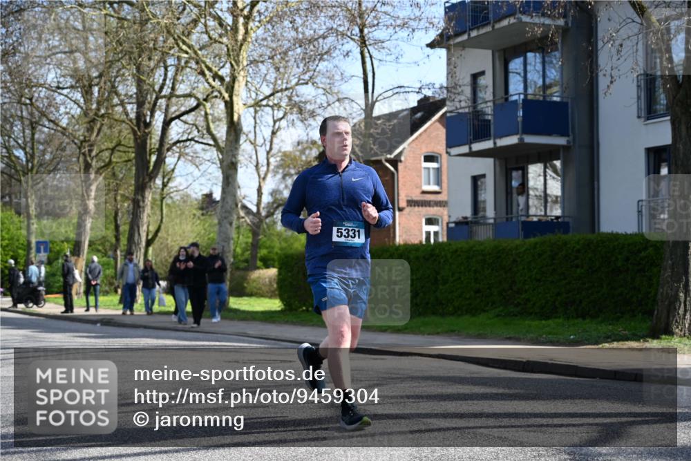 12.04.2026 - 45. Internationalen Wilhelmsburger Insellauf J. Mangold http://msf.ph/oto/9459304 12.04.2026 10:39:32 Ziel 3110, 4040, 4325, 4871, 4393, 4976, 3043, 5405, 5331, 2521, 2953, 4522, 3442, 5688, 5688, 3834, 4629, 4401, 2100, 4490, 3781, 3785 meine-sportfotos.de