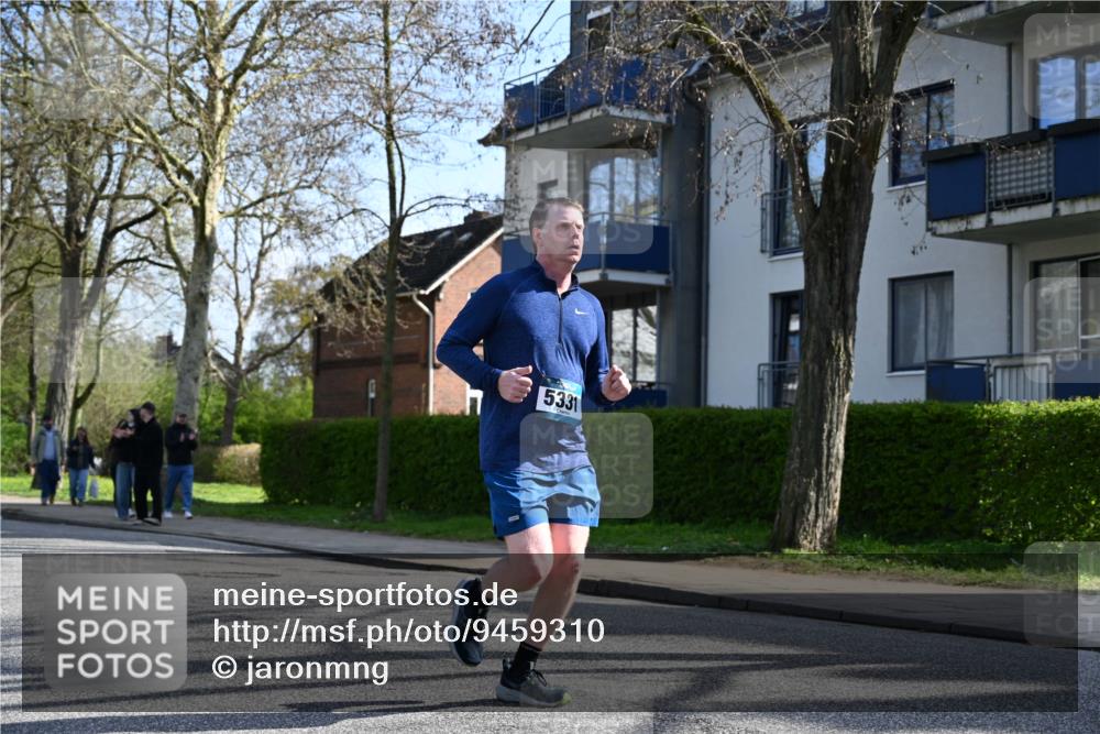12.04.2026 - 45. Internationalen Wilhelmsburger Insellauf J. Mangold http://msf.ph/oto/9459310 12.04.2026 10:39:32 Ziel 3110, 4040, 4325, 4871, 4393, 4976, 3043, 5405, 5331, 2521, 2953, 4522, 3442, 5688, 5688, 3834, 4629, 4401, 2100, 4490, 3781, 3785 meine-sportfotos.de