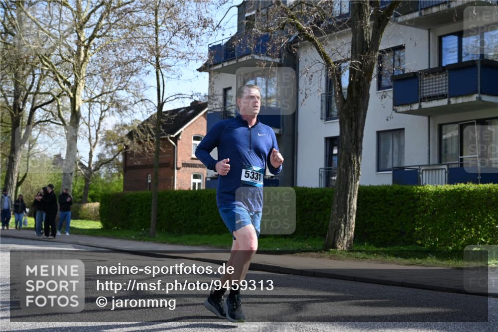 12.04.2026 - 45. Internationalen Wilhelmsburger Insellauf J. Mangold http://msf.ph/oto/9459313 12.04.2026 10:39:32 Ziel 3110, 4040, 4325, 4871, 4393, 4976, 3043, 5405, 5331, 2521, 2953, 4522, 3442, 5688, 5688, 3834, 4629, 4401, 2100, 4490, 3781, 3785 meine-sportfotos.de