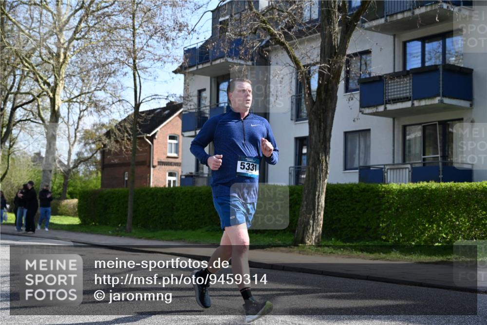 12.04.2026 - 45. Internationalen Wilhelmsburger Insellauf J. Mangold http://msf.ph/oto/9459314 12.04.2026 10:39:32 Ziel 3110, 4040, 4325, 4871, 4393, 4976, 3043, 5405, 5331, 2521, 2953, 4522, 3442, 5688, 5688, 3834, 4629, 4401, 2100, 4490, 3781, 3785 meine-sportfotos.de