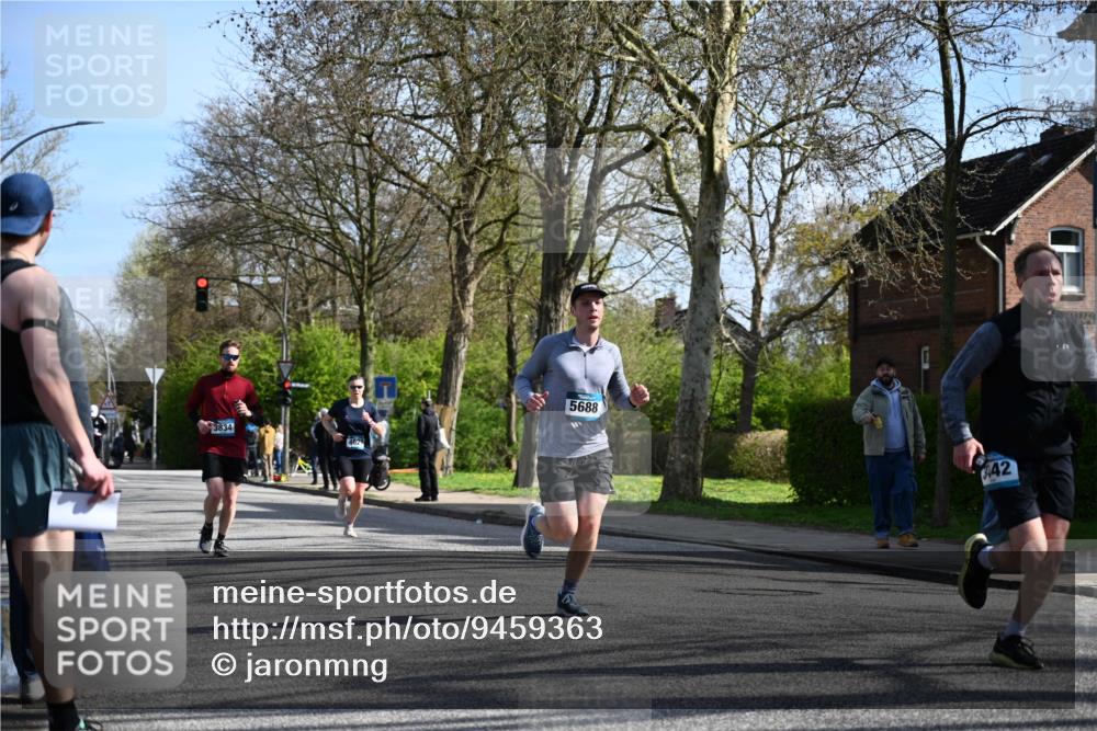 12.04.2026 - 45. Internationalen Wilhelmsburger Insellauf J. Mangold http://msf.ph/oto/9459363 12.04.2026 10:39:46 Ziel 2521, 2953, 4522, 3442, 5688, 3834, 4629, 4401, 2100, 4490, 3781, 3785, 2711, 3144, 5606, 3702, 4907, 2525 meine-sportfotos.de