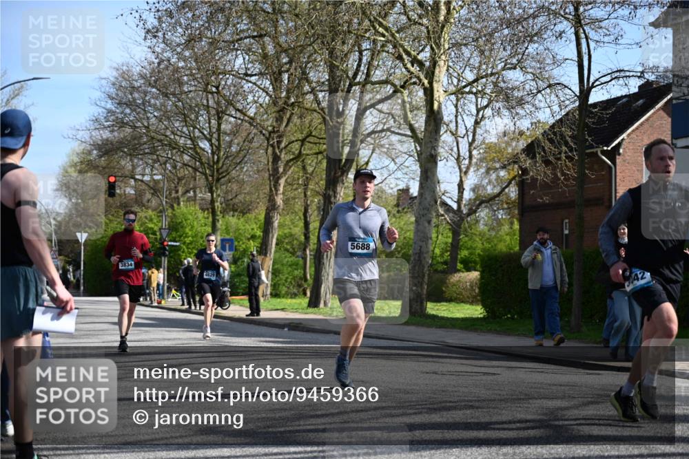 12.04.2026 - 45. Internationalen Wilhelmsburger Insellauf J. Mangold http://msf.ph/oto/9459366 12.04.2026 10:39:46 Ziel 2521, 2953, 4522, 3442, 5688, 3834, 4629, 4401, 2100, 4490, 3781, 3785, 2711, 3144, 5606, 3702, 4907, 2525 meine-sportfotos.de