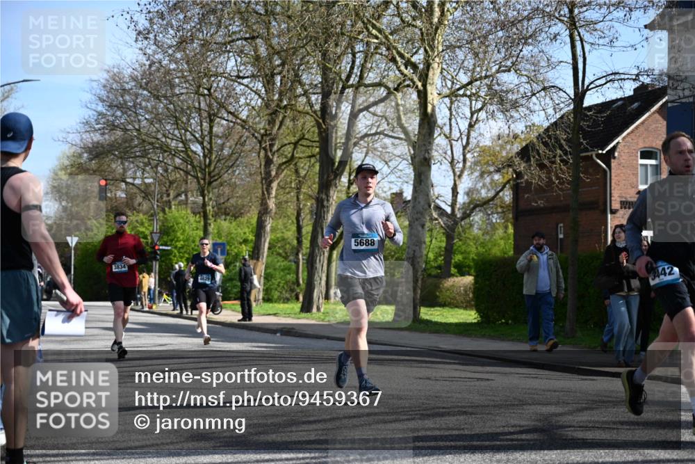 12.04.2026 - 45. Internationalen Wilhelmsburger Insellauf J. Mangold http://msf.ph/oto/9459367 12.04.2026 10:39:46 Ziel 2521, 2953, 4522, 3442, 5688, 3834, 4629, 4401, 2100, 4490, 3781, 3785, 2711, 3144, 5606, 3702, 4907, 2525 meine-sportfotos.de