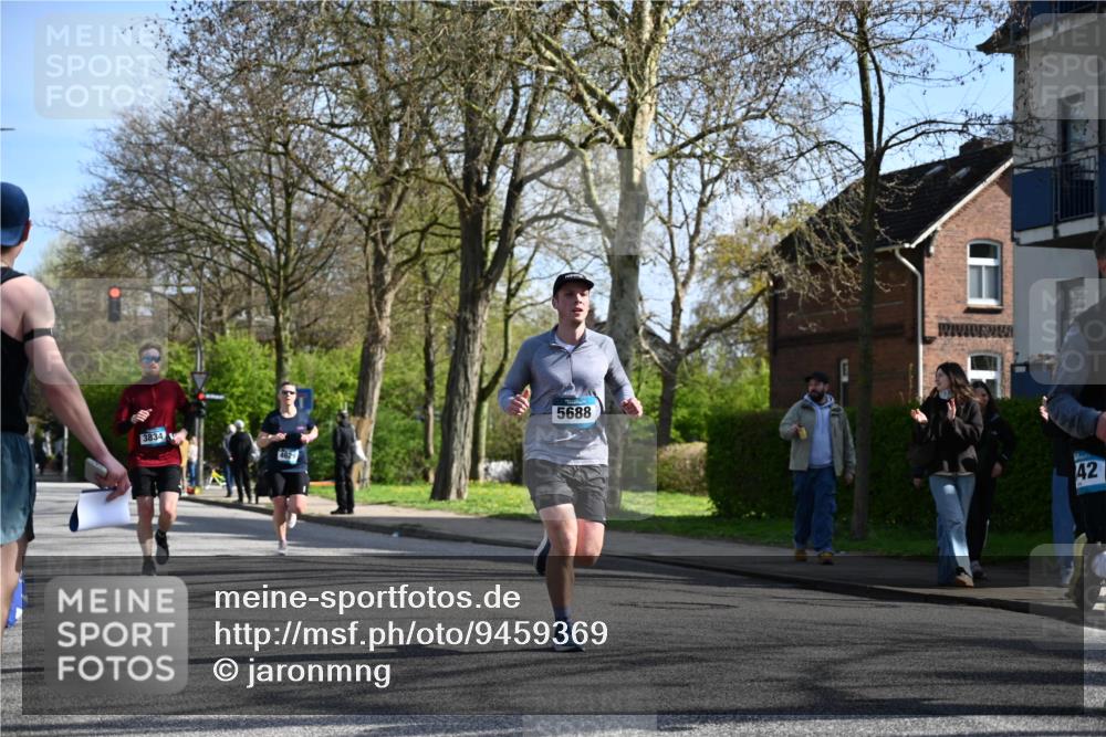 12.04.2026 - 45. Internationalen Wilhelmsburger Insellauf J. Mangold http://msf.ph/oto/9459369 12.04.2026 10:39:46 Ziel 2521, 2953, 4522, 3442, 5688, 3834, 4629, 4401, 2100, 4490, 3781, 3785, 2711, 3144, 5606, 3702, 4907, 2525 meine-sportfotos.de