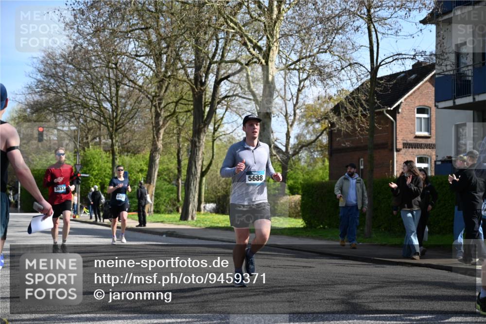 12.04.2026 - 45. Internationalen Wilhelmsburger Insellauf J. Mangold http://msf.ph/oto/9459371 12.04.2026 10:39:46 Ziel 2521, 2953, 4522, 3442, 5688, 3834, 4629, 4401, 2100, 4490, 3781, 3785, 2711, 3144, 5606, 3702, 4907, 2525 meine-sportfotos.de