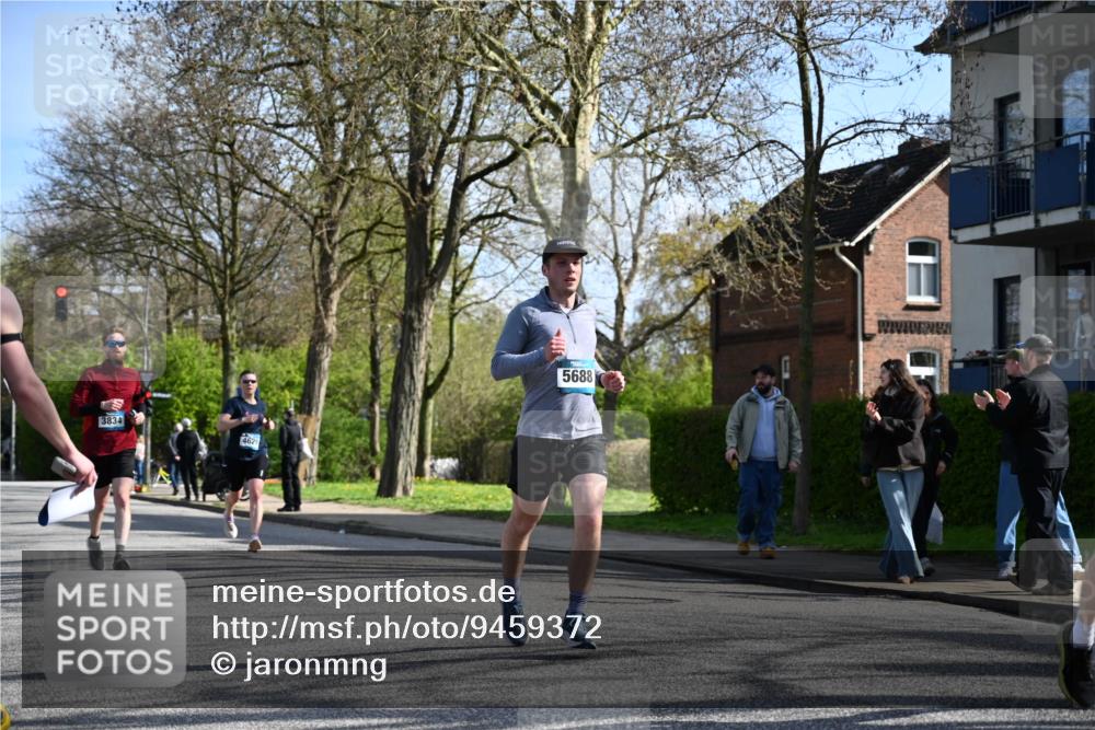 12.04.2026 - 45. Internationalen Wilhelmsburger Insellauf J. Mangold http://msf.ph/oto/9459372 12.04.2026 10:39:46 Ziel 2521, 2953, 4522, 3442, 5688, 3834, 4629, 4401, 2100, 4490, 3781, 3785, 2711, 3144, 5606, 3702, 4907, 2525 meine-sportfotos.de