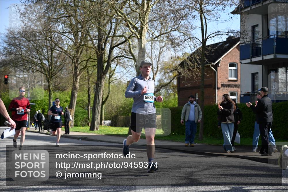 12.04.2026 - 45. Internationalen Wilhelmsburger Insellauf J. Mangold http://msf.ph/oto/9459374 12.04.2026 10:39:46 Ziel 2521, 2953, 4522, 3442, 5688, 3834, 4629, 4401, 2100, 4490, 3781, 3785, 2711, 3144, 5606, 3702, 4907, 2525 meine-sportfotos.de