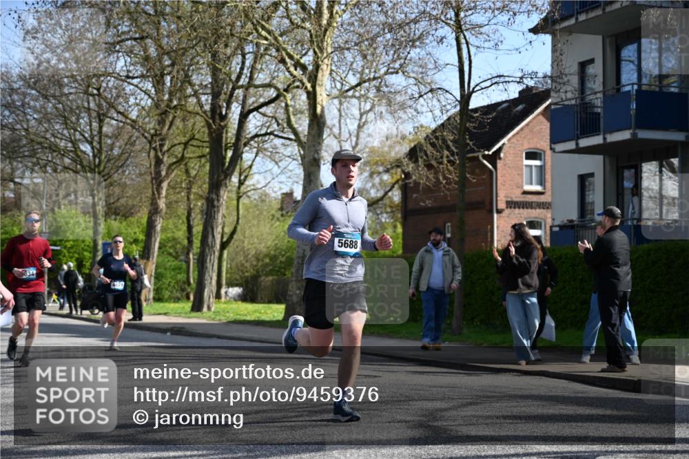 12.04.2026 - 45. Internationalen Wilhelmsburger Insellauf J. Mangold http://msf.ph/oto/9459376 12.04.2026 10:39:46 Ziel 2521, 2953, 4522, 3442, 5688, 3834, 4629, 4401, 2100, 4490, 3781, 3785, 2711, 3144, 5606, 3702, 4907, 2525 meine-sportfotos.de