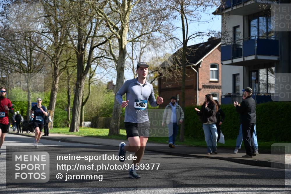 12.04.2026 - 45. Internationalen Wilhelmsburger Insellauf J. Mangold http://msf.ph/oto/9459377 12.04.2026 10:39:46 Ziel 2521, 2953, 4522, 3442, 5688, 3834, 4629, 4401, 2100, 4490, 3781, 3785, 2711, 3144, 5606, 3702, 4907, 2525 meine-sportfotos.de