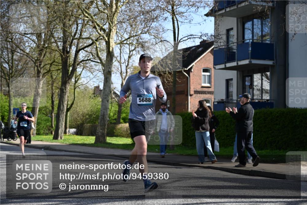 12.04.2026 - 45. Internationalen Wilhelmsburger Insellauf J. Mangold http://msf.ph/oto/9459380 12.04.2026 10:39:46 Ziel 2521, 2953, 4522, 3442, 5688, 3834, 4629, 4401, 2100, 4490, 3781, 3785, 2711, 3144, 5606, 3702, 4907, 2525 meine-sportfotos.de