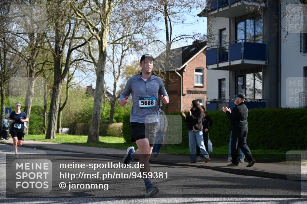 12.04.2026 - 45. Internationalen Wilhelmsburger Insellauf J. Mangold http://msf.ph/oto/9459381 12.04.2026 10:39:47 Ziel 2521, 2953, 4522, 3442, 5688, 3834, 4629, 4401, 2100, 4490, 3781, 3785, 2711, 2711, 3144, 5606, 3702, 4907, 2525 meine-sportfotos.de