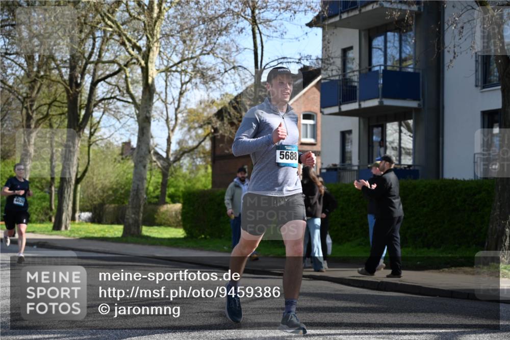 12.04.2026 - 45. Internationalen Wilhelmsburger Insellauf J. Mangold http://msf.ph/oto/9459386 12.04.2026 10:39:47 Ziel 2521, 2953, 4522, 3442, 5688, 3834, 4629, 4401, 2100, 4490, 3781, 3785, 2711, 2711, 3144, 5606, 3702, 4907, 2525 meine-sportfotos.de