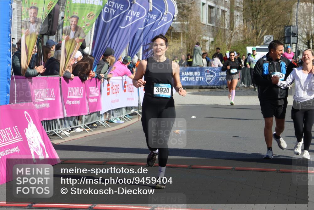 12.04.2026 - 45. Internationalen Wilhelmsburger Insellauf Strokosch-Dieckow http://msf.ph/oto/9459404 12.04.2026 11:06:04 Ziel 3920, 2267, 2268 meine-sportfotos.de