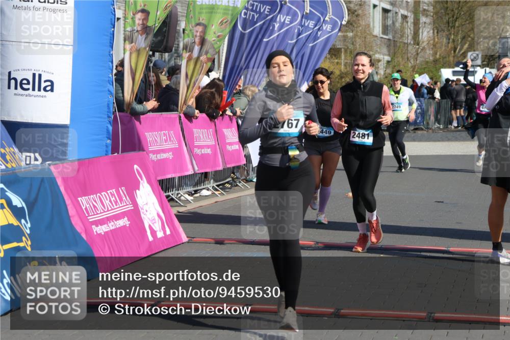 12.04.2026 - 45. Internationalen Wilhelmsburger Insellauf Strokosch-Dieckow http://msf.ph/oto/9459530 12.04.2026 11:06:10 Ziel 2267, 2268, 2767, 2481, 2449 meine-sportfotos.de