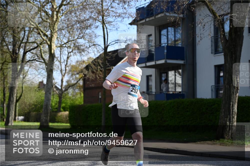 12.04.2026 - 45. Internationalen Wilhelmsburger Insellauf J. Mangold http://msf.ph/oto/9459627 12.04.2026 10:40:27 Ziel 3144, 5606, 3702, 4907, 2525, 3677, 2379, 3171, 5832, 4680, 4262, 2485, 2883, 4262, 2485, 2883, 4501, 2633, 2634, 3090, 4649, 4655, 3987, 3381, 3380, 4180, 4980, 5408, 5408, 2507, 2456, 2768, 3534, 5281, 5247, 5299 meine-sportfotos.de