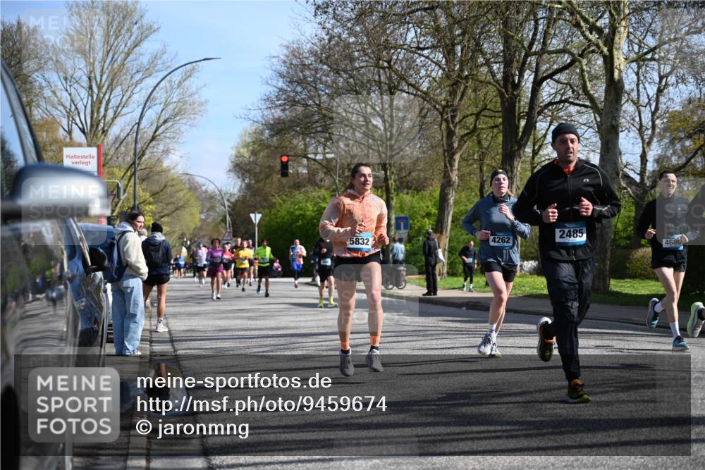 12.04.2026 - 45. Internationalen Wilhelmsburger Insellauf J. Mangold http://msf.ph/oto/9459674 12.04.2026 10:40:36 Ziel 3677, 2379, 3171, 5832, 4680, 4262, 2485, 2883, 4501, 2633, 2634, 3090, 4649, 4655, 3987, 3381, 3380, 4180, 4980, 5408, 2507, 2456, 2768, 3534, 5281, 5247, 5299, 5315, 5288, 3444, 5254, 2148, 5489, 4645, 4646 meine-sportfotos.de