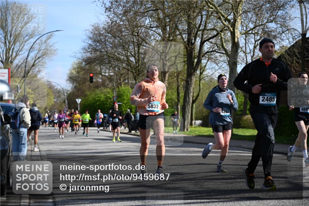 12.04.2026 - 45. Internationalen Wilhelmsburger Insellauf J. Mangold http://msf.ph/oto/9459687 12.04.2026 10:40:37 Ziel 3677, 2379, 3171, 5832, 4680, 4262, 2485, 2883, 4501, 2633, 2634, 3090, 4649, 4655, 3987, 3381, 3380, 4180, 4980, 5408, 2507, 2456, 2768, 3534, 5281, 5247, 5247, 5299, 5315, 5288, 3444, 5254, 2148, 5489, 4645, 4646 meine-sportfotos.de
