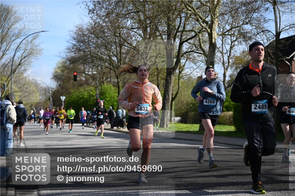 12.04.2026 - 45. Internationalen Wilhelmsburger Insellauf J. Mangold http://msf.ph/oto/9459690 12.04.2026 10:40:37 Ziel 3677, 2379, 3171, 5832, 4680, 4262, 2485, 2883, 4501, 2633, 2634, 3090, 4649, 4655, 3987, 3381, 3380, 4180, 4980, 5408, 2507, 2456, 2768, 3534, 5281, 5247, 5247, 5299, 5315, 5288, 3444, 5254, 2148, 5489, 4645, 4646 meine-sportfotos.de