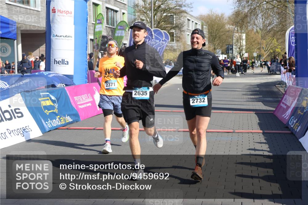 12.04.2026 - 45. Internationalen Wilhelmsburger Insellauf Strokosch-Dieckow http://msf.ph/oto/9459692 12.04.2026 10:49:41 Ziel 3427, 2635, 2732, 2371 meine-sportfotos.de