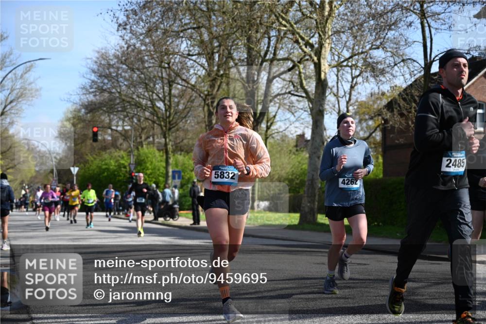 12.04.2026 - 45. Internationalen Wilhelmsburger Insellauf J. Mangold http://msf.ph/oto/9459695 12.04.2026 10:40:37 Ziel 3677, 2379, 3171, 5832, 4680, 4262, 2485, 2883, 4501, 2633, 2634, 3090, 4649, 4655, 3987, 3381, 3380, 4180, 4980, 5408, 2507, 2456, 2768, 3534, 5281, 5247, 5247, 5299, 5315, 5288, 3444, 5254, 2148, 5489, 4645, 4646 meine-sportfotos.de