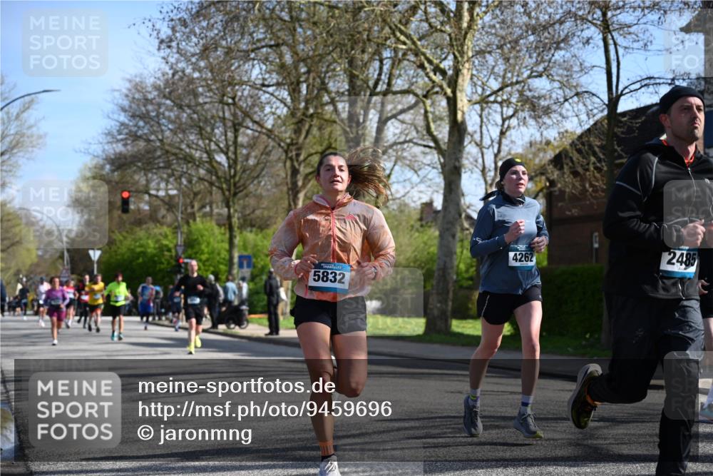 12.04.2026 - 45. Internationalen Wilhelmsburger Insellauf J. Mangold http://msf.ph/oto/9459696 12.04.2026 10:40:37 Ziel 3677, 2379, 3171, 5832, 4680, 4262, 2485, 2883, 4501, 2633, 2634, 3090, 4649, 4655, 3987, 3381, 3380, 4180, 4980, 5408, 2507, 2456, 2768, 3534, 5281, 5247, 5247, 5299, 5315, 5288, 3444, 5254, 2148, 5489, 4645, 4646 meine-sportfotos.de