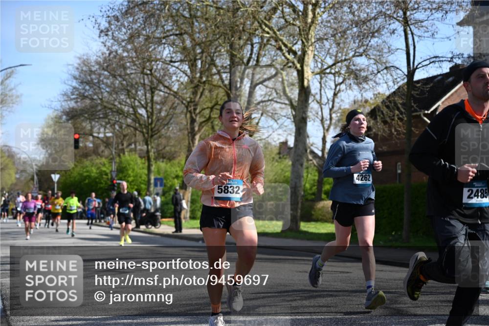 12.04.2026 - 45. Internationalen Wilhelmsburger Insellauf J. Mangold http://msf.ph/oto/9459697 12.04.2026 10:40:37 Ziel 3677, 2379, 3171, 5832, 4680, 4262, 2485, 2883, 4501, 2633, 2634, 3090, 4649, 4655, 3987, 3381, 3380, 4180, 4980, 5408, 2507, 2456, 2768, 3534, 5281, 5247, 5247, 5299, 5315, 5288, 3444, 5254, 2148, 5489, 4645, 4646 meine-sportfotos.de
