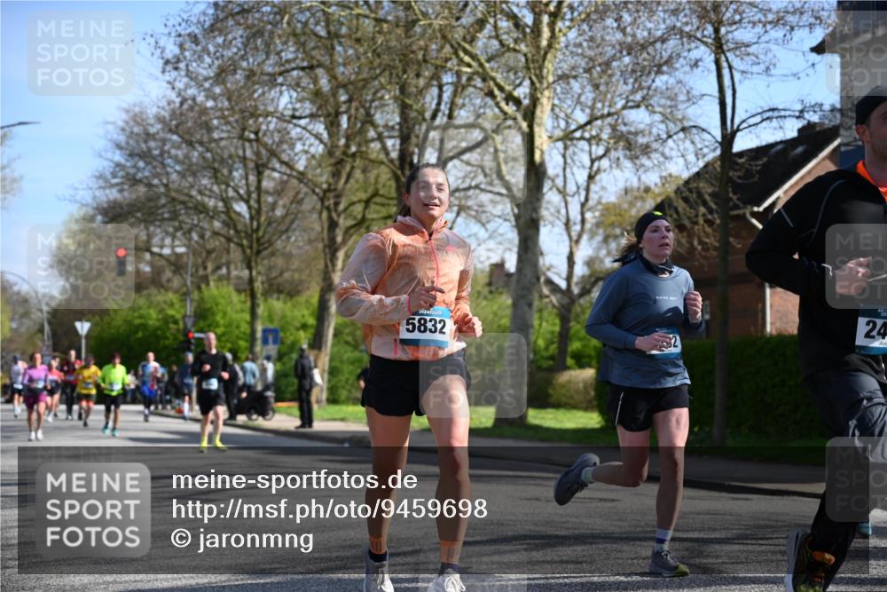 12.04.2026 - 45. Internationalen Wilhelmsburger Insellauf J. Mangold http://msf.ph/oto/9459698 12.04.2026 10:40:37 Ziel 3677, 2379, 3171, 5832, 4680, 4262, 2485, 2883, 4501, 2633, 2634, 3090, 4649, 4655, 3987, 3381, 3380, 4180, 4980, 5408, 2507, 2456, 2768, 3534, 5281, 5247, 5247, 5299, 5315, 5288, 3444, 5254, 2148, 5489, 4645, 4646 meine-sportfotos.de