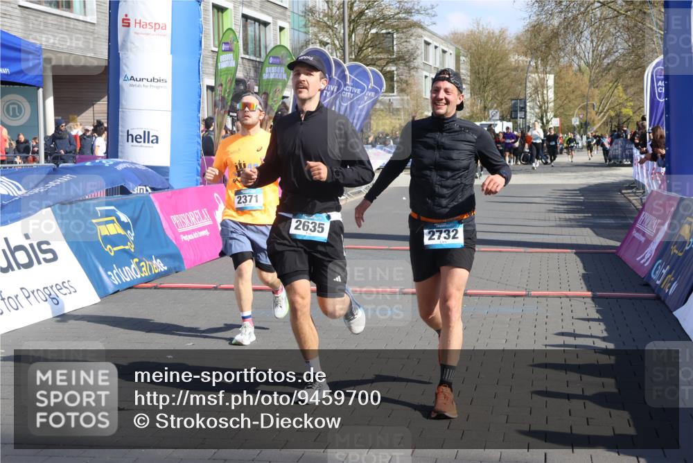 12.04.2026 - 45. Internationalen Wilhelmsburger Insellauf Strokosch-Dieckow http://msf.ph/oto/9459700 12.04.2026 10:49:41 Ziel 3427, 2635, 2732, 2371 meine-sportfotos.de