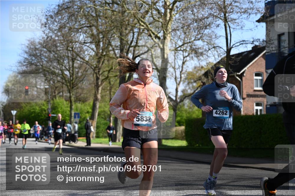 12.04.2026 - 45. Internationalen Wilhelmsburger Insellauf J. Mangold http://msf.ph/oto/9459701 12.04.2026 10:40:38 Ziel 3171, 5832, 4680, 4262, 2485, 2883, 4501, 2633, 2634, 3090, 4649, 4655, 3987, 3381, 3380, 4180, 4980, 4180, 4980, 5408, 2507, 2456, 2768, 3534, 5281, 5247, 5299, 5299, 5315, 5288, 3444, 5254, 2148, 5489, 4645, 4646, 5560 meine-sportfotos.de