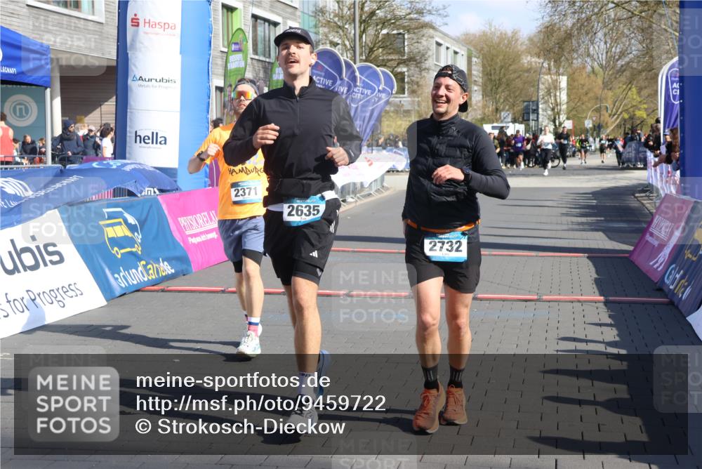 12.04.2026 - 45. Internationalen Wilhelmsburger Insellauf Strokosch-Dieckow http://msf.ph/oto/9459722 12.04.2026 10:49:41 Ziel 3427, 2635, 2732, 2371 meine-sportfotos.de