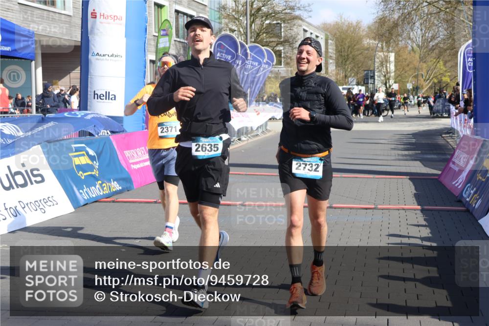 12.04.2026 - 45. Internationalen Wilhelmsburger Insellauf Strokosch-Dieckow http://msf.ph/oto/9459728 12.04.2026 10:49:41 Ziel 3427, 2635, 2732, 2371 meine-sportfotos.de