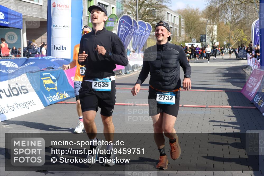 12.04.2026 - 45. Internationalen Wilhelmsburger Insellauf Strokosch-Dieckow http://msf.ph/oto/9459751 12.04.2026 10:49:42 Ziel 2635, 2732, 2371 meine-sportfotos.de