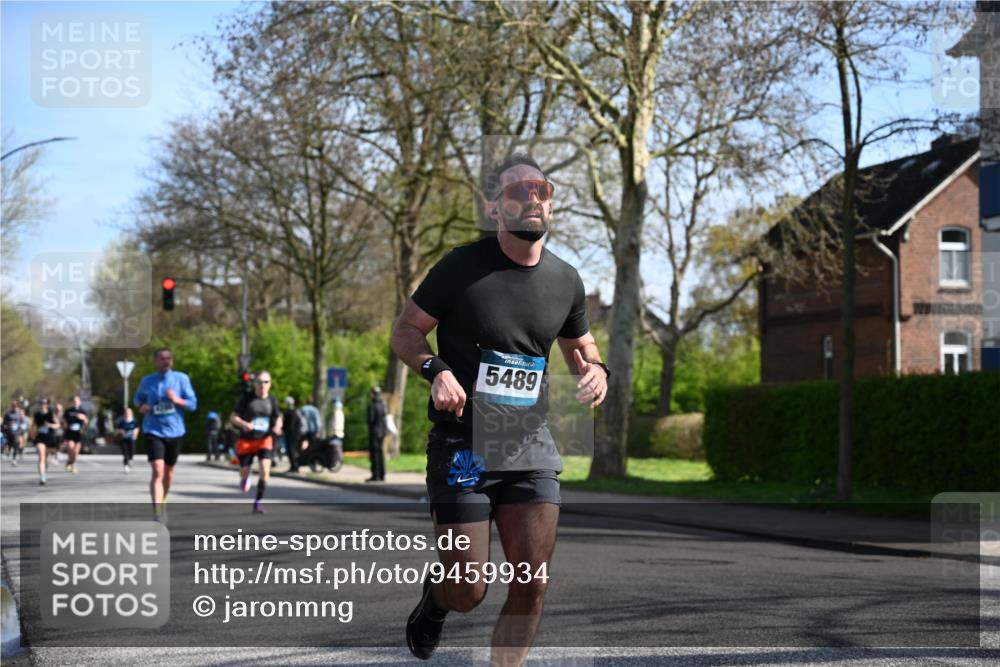 12.04.2026 - 45. Internationalen Wilhelmsburger Insellauf J. Mangold http://msf.ph/oto/9459934 12.04.2026 10:41:13 Ziel 5247, 5299, 5315, 5288, 3444, 5254, 2148, 5489, 4645, 4646, 5560, 4295, 5038, 4674, 5034, 5034, 3861, 5545, 2812, 5270, 5416, 4963, 3831, 4602, 4667, 3229, 3229, 3201, 2869, 2479, 3892, 4483, 5654 meine-sportfotos.de