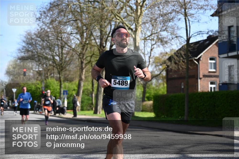 12.04.2026 - 45. Internationalen Wilhelmsburger Insellauf J. Mangold http://msf.ph/oto/9459938 12.04.2026 10:41:13 Ziel 5247, 5299, 5315, 5288, 3444, 5254, 2148, 5489, 4645, 4646, 5560, 4295, 5038, 4674, 5034, 5034, 3861, 5545, 2812, 5270, 5416, 4963, 3831, 4602, 4667, 3229, 3229, 3201, 2869, 2479, 3892, 4483, 5654 meine-sportfotos.de