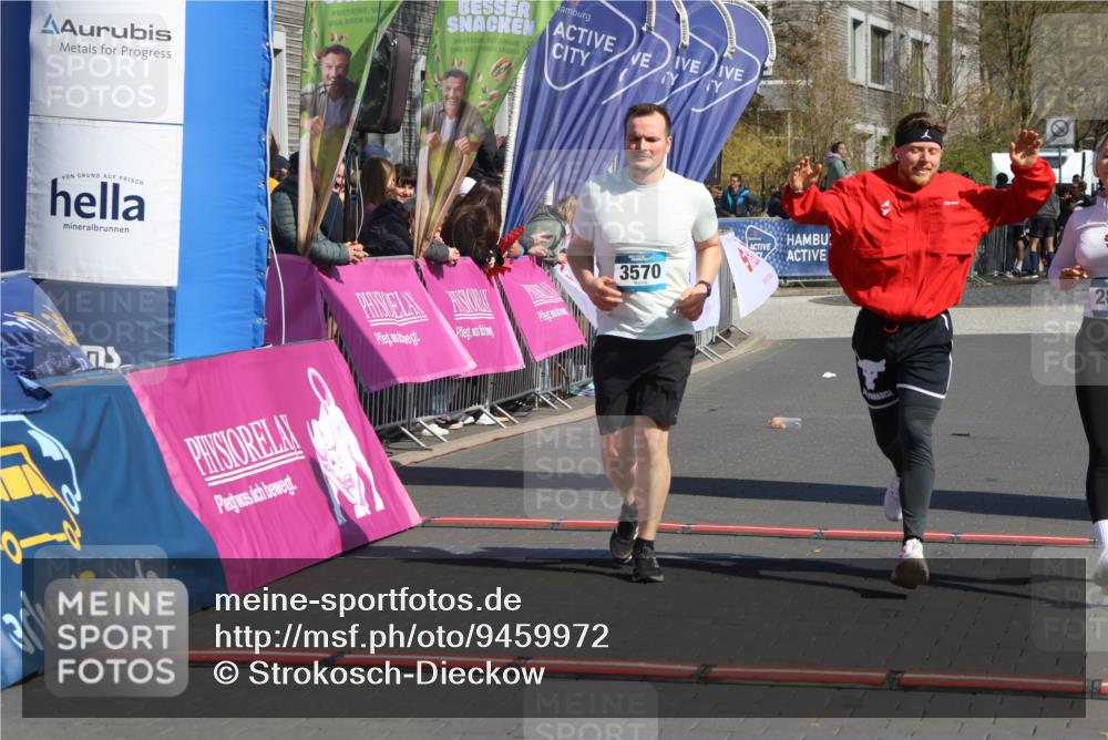 12.04.2026 - 45. Internationalen Wilhelmsburger Insellauf Strokosch-Dieckow http://msf.ph/oto/9459972 12.04.2026 11:07:00 Ziel 3570, 2862, 2863 meine-sportfotos.de