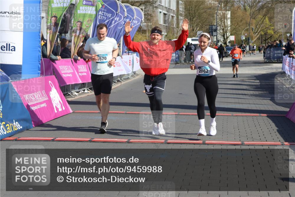 12.04.2026 - 45. Internationalen Wilhelmsburger Insellauf Strokosch-Dieckow http://msf.ph/oto/9459988 12.04.2026 11:07:01 Ziel 3570, 2862, 2863 meine-sportfotos.de