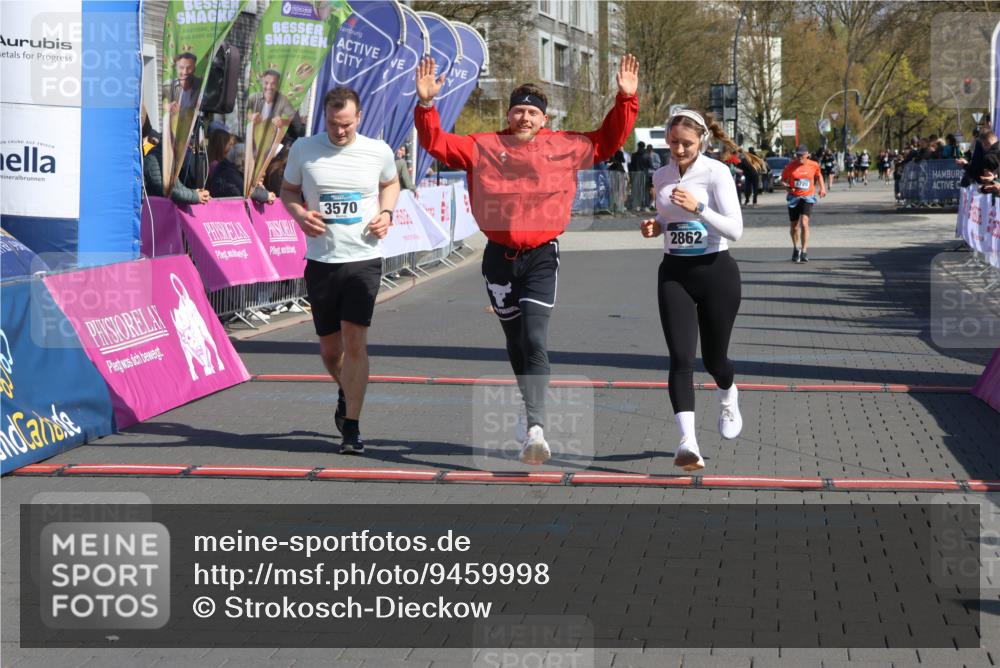 12.04.2026 - 45. Internationalen Wilhelmsburger Insellauf Strokosch-Dieckow http://msf.ph/oto/9459998 12.04.2026 11:07:01 Ziel 3570, 2862, 2863 meine-sportfotos.de