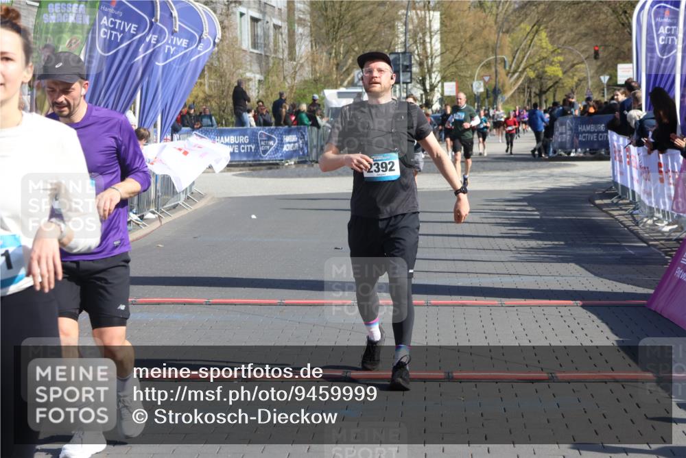 12.04.2026 - 45. Internationalen Wilhelmsburger Insellauf Strokosch-Dieckow http://msf.ph/oto/9459999 12.04.2026 10:49:54 Ziel 2661, 4715, 2392 meine-sportfotos.de