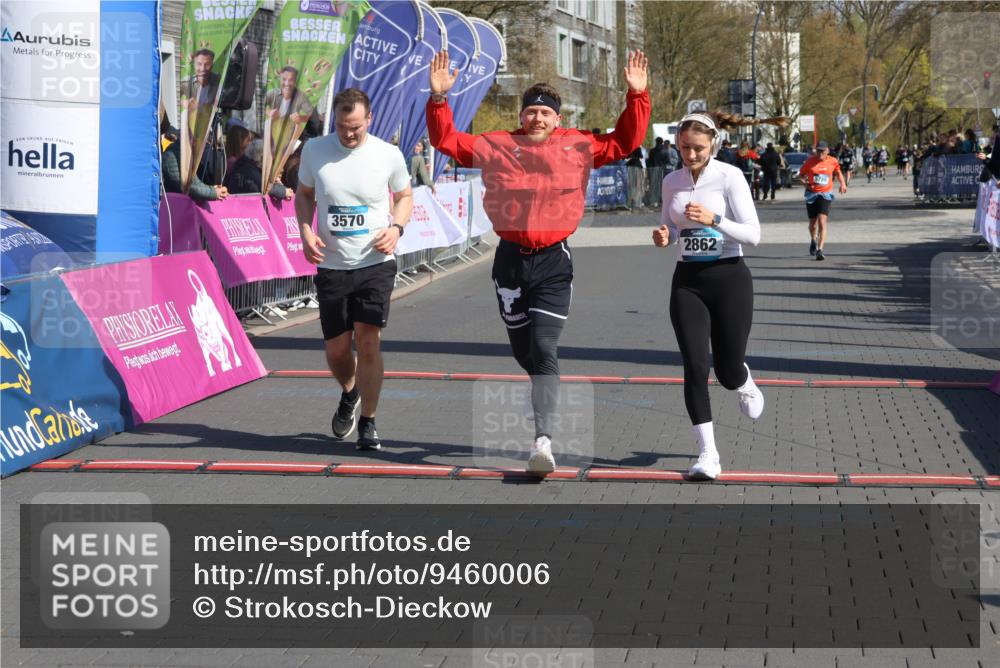 12.04.2026 - 45. Internationalen Wilhelmsburger Insellauf Strokosch-Dieckow http://msf.ph/oto/9460006 12.04.2026 11:07:01 Ziel 3570, 2862, 2863 meine-sportfotos.de